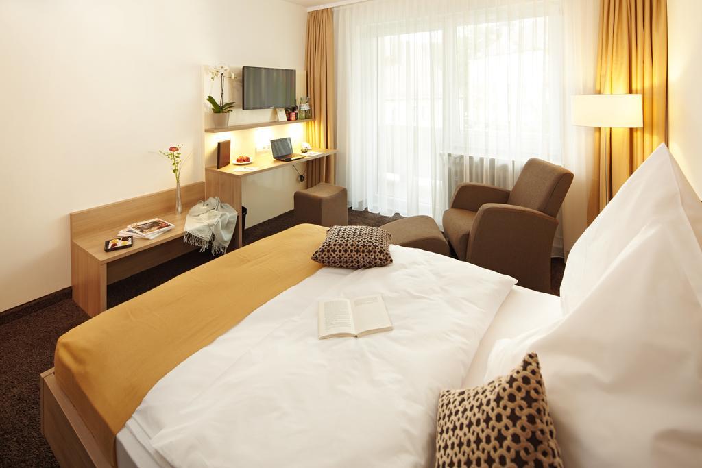 Hotel Zum Hirsch Wertingen Buitenkant foto