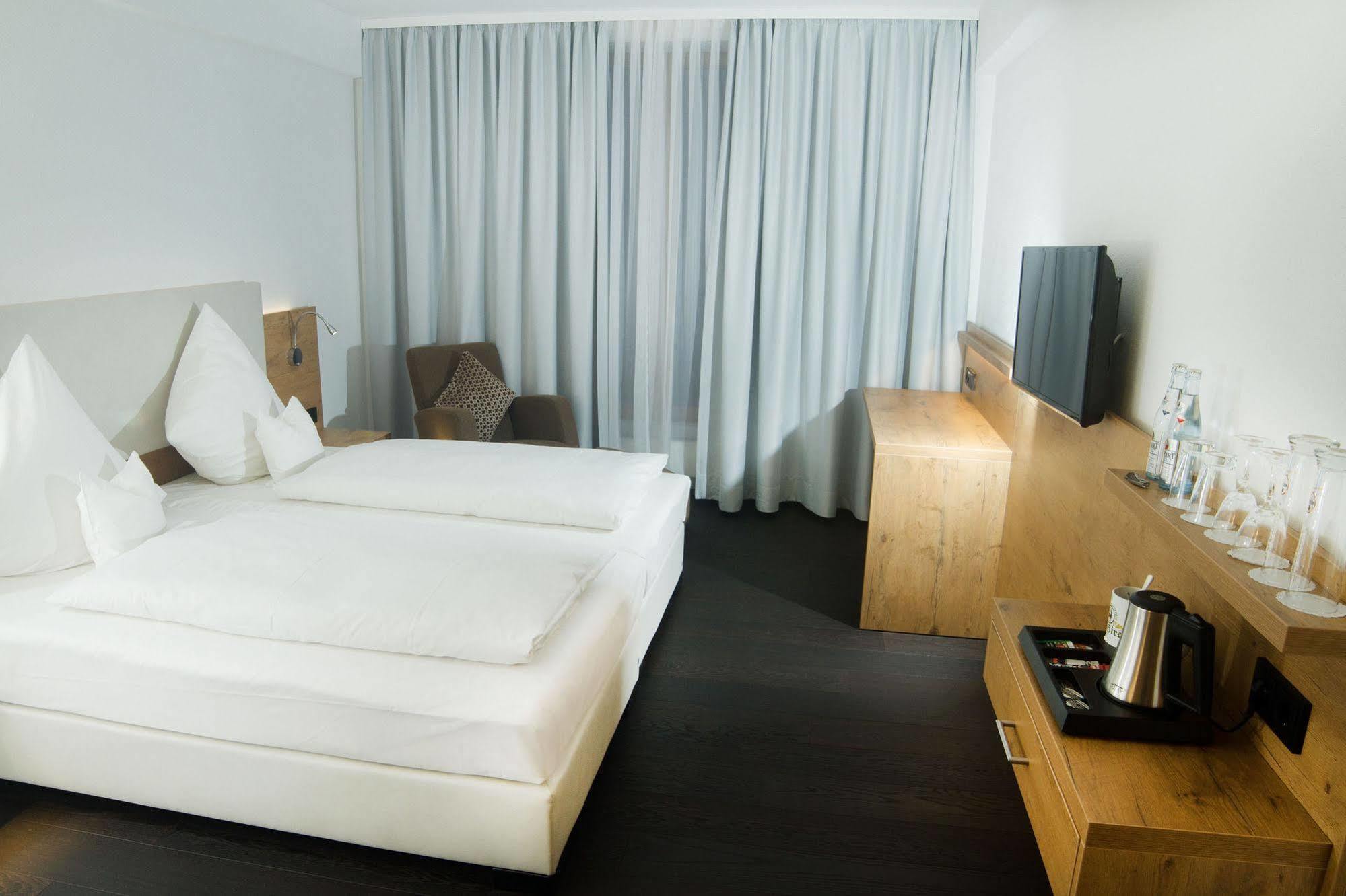 Hotel Zum Hirsch Wertingen Buitenkant foto