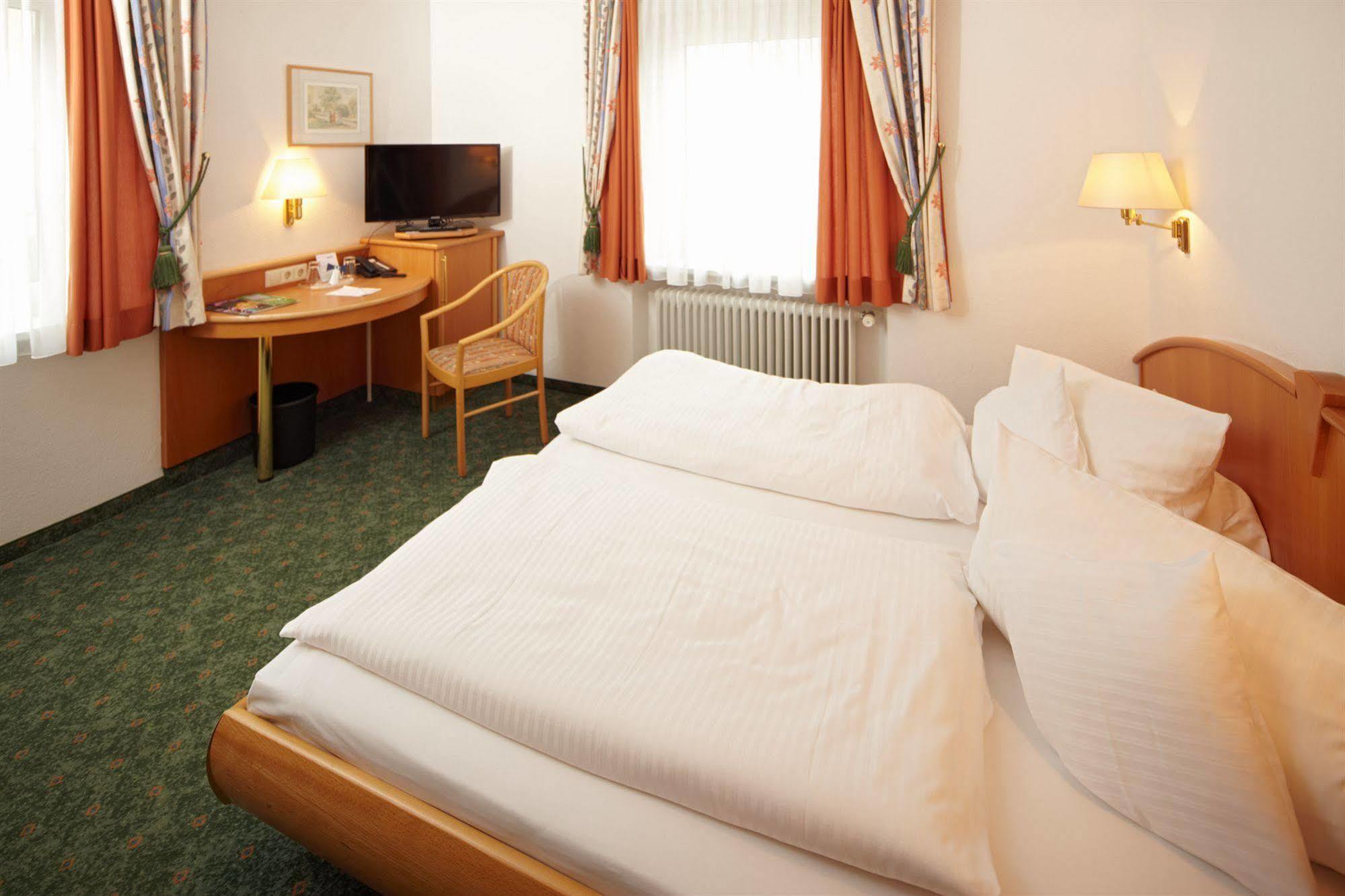 Hotel Zum Hirsch Wertingen Buitenkant foto