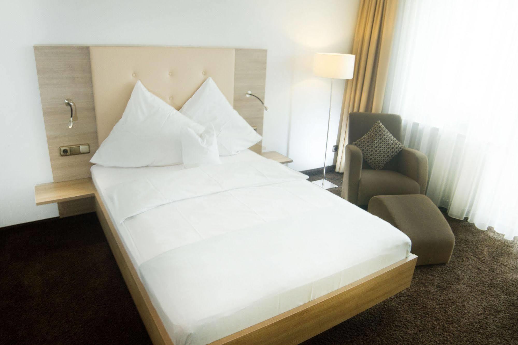 Hotel Zum Hirsch Wertingen Buitenkant foto