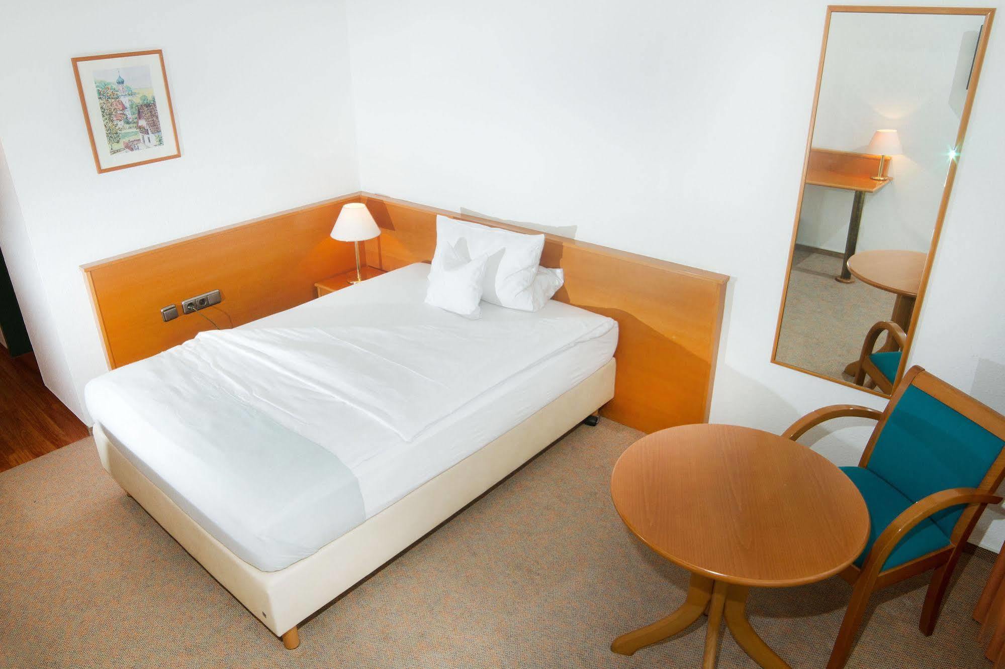 Hotel Zum Hirsch Wertingen Buitenkant foto