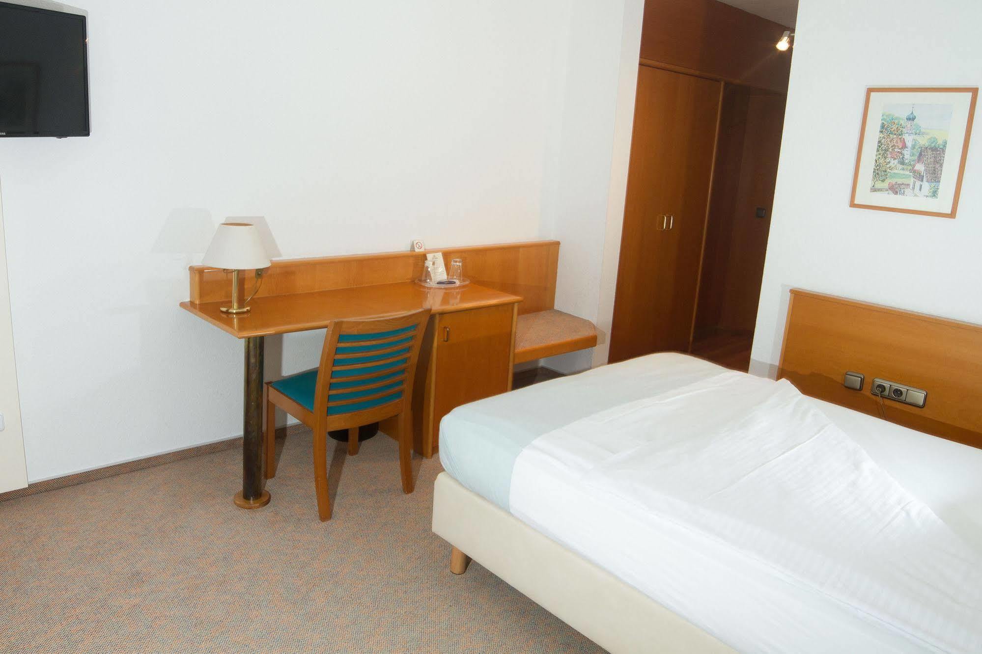 Hotel Zum Hirsch Wertingen Buitenkant foto