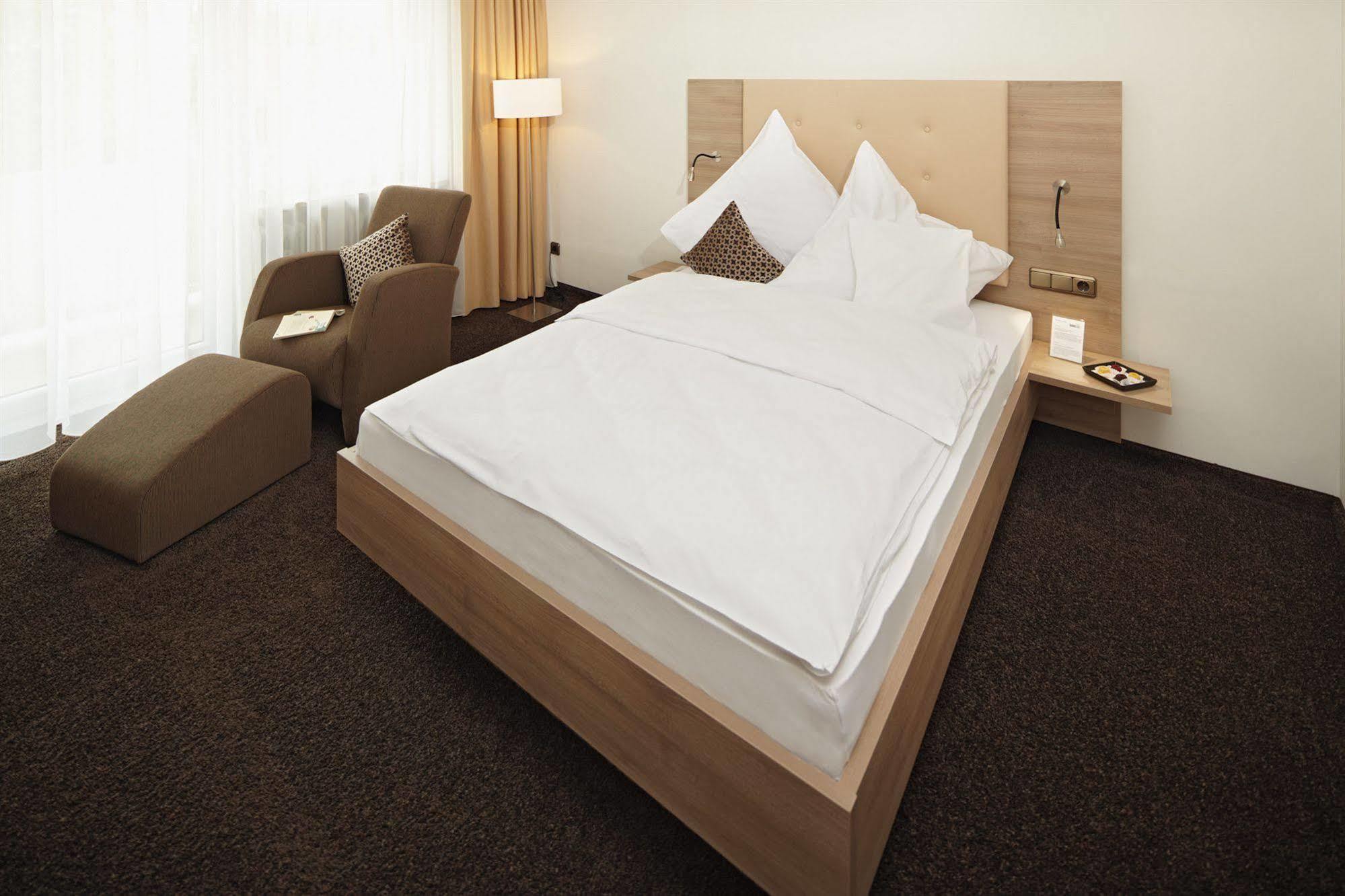 Hotel Zum Hirsch Wertingen Buitenkant foto