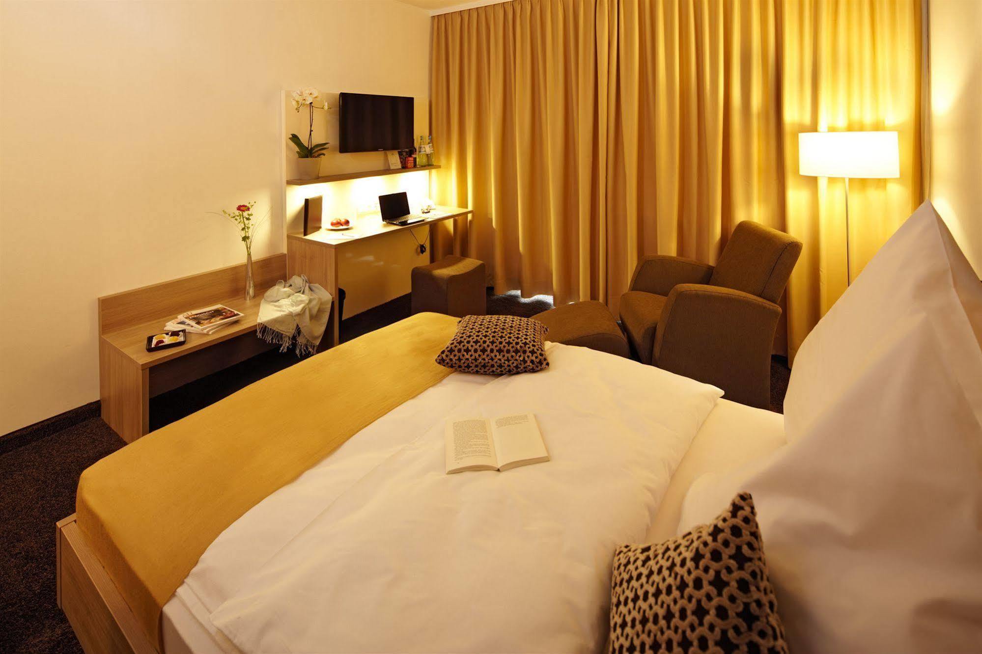 Hotel Zum Hirsch Wertingen Buitenkant foto