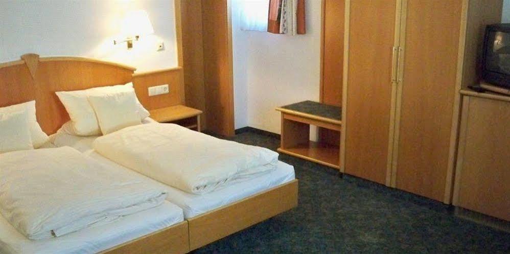 Hotel Zum Hirsch Wertingen Buitenkant foto
