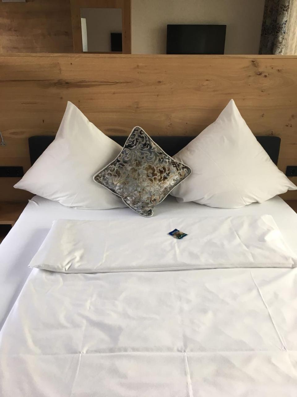 Hotel Zum Hirsch Wertingen Buitenkant foto