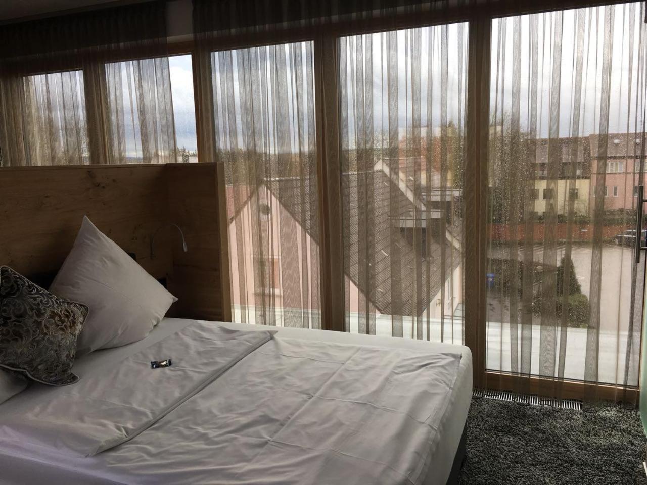 Hotel Zum Hirsch Wertingen Buitenkant foto